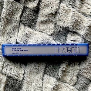 Addison Rae’s ‘item beauty’ BROW CHOW
ULTRA-FINE BROW DEFINER in warm blonde
